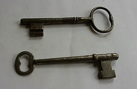 TWO ANTIQUE VINTAGE 4 1/4 INCH LONG IRON SKELETON KEYS Cover