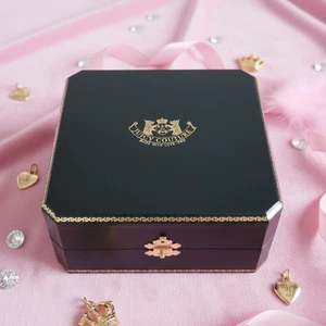 Juicy Couture Joyería Collar Caja Negro con Vitrina de Almacenamiento Interior Azul - Imagen 1 de 10