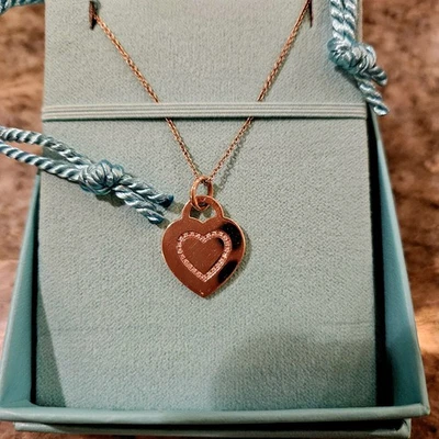 Collar colgante vintage con dije de corazón de diamantes de oro rosa de Tiffany and Co. Foto 1 de 4