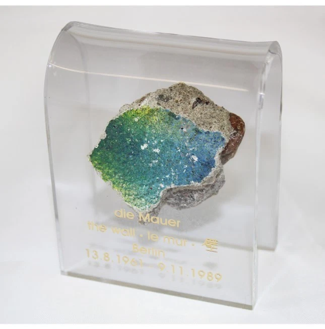 Pieza histórica genuina del Muro de Berlín en una exhibición de acrílico - tamaño mediano - Imagen 1 de 1