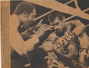 ALEXIS ARGUELLO AUTOGRAPHED 1980'S LASER PRESS BOXING PHOTO "RARE" - Picture 1 of 1