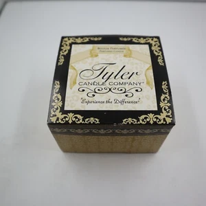Tyler Candle CompanyBougie Parfumee Scent 11 oz jar with box - Picture 1 of 5