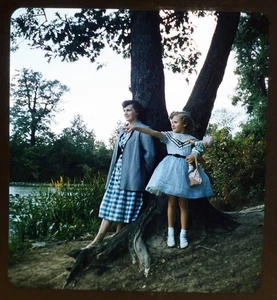 Mother & daughter @ Lake George Hobart IN - 1956 Stereo Realist slide #1944 - Picture 1 of 3