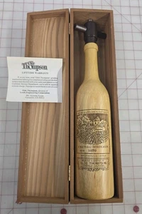 Vintage 70er Jahre Weinflasche Pfeffermühle Lasergravur Gewürzmühle Mahlwerk - Bild 1 von 3