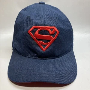 Cappello con cinturino regolabile logo Action Comics Superman blu navy e rosso berretto - Foto 1 di 9