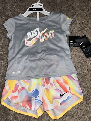 Nuevo conjunto de camisa y pantalones cortos grises Nike de 2 piezas para niñas pequeñas talla 24 meses Foto 1 de 4