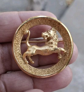 Broche Prendedor Vintage Corona Trifari Tono Dorado Leo Zodiaco Firmado - Imagen 1 de 7