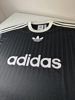 Camiseta deportiva de fútbol para hombre Adidas blanca y negra talla mediana logotipo de hechizo de fútbol Foto 1 de 4