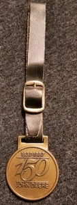 Vintage 1987 John Deere Uhrenanhänger mit Lederarmband 1837-1987 Gedenkmünze 150. - Bild 1 von 4