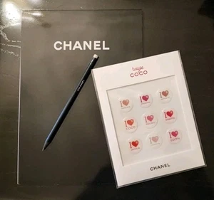 BLOCK NOTES CHANEL CON MATITA E ADESIVI CHANEL PIÙ PICCOLI OMAGGI... INTROVABILE - Foto 1 di 11