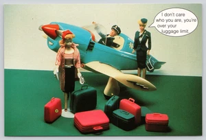 AK Nostalgie Barbie Over the Luggage Limit Flugzeug Humor Comic 1996 - Bild 1 von 2
