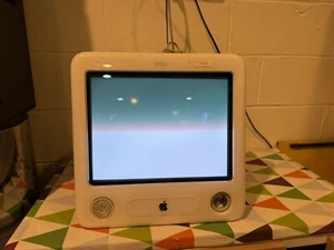 Apple eMac A1002 G4 - Turns On - Picture 1 of 6
