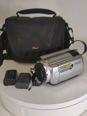 SONY Digital Video Camera Handycam HDD Model DCR-SR40 30GB 800x Zoom 2 Batteries - Image 1 of 4