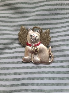 Vintage AJMC White Cat Pin Purrfect Angel Gold Glitter Wings & Halo Bell - Picture 1 of 4