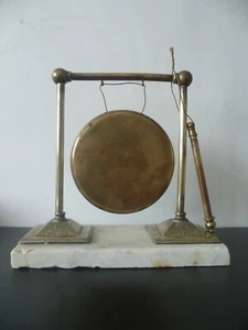 An Antique Pedestal Based, Brass Dinner Gong & Striker on a White Marble Stand - Picture 1 of 12