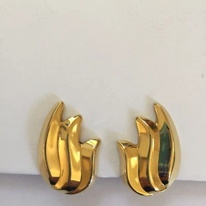 Monet Vintage Gold Plate Leaf Shape Earrings Clip On One Inch - Picture 1 of 6