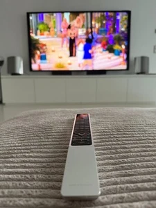 BeoVision Avant 85 + Motorised Wallmount + BeoRemote One - Bild 1 von 6
