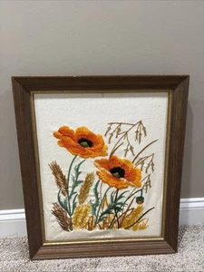Vintage anni 70 Crewel ricamo papavero dorato fiori selvatici incorniciato 16”x 19” - Foto 1 di 4