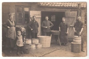 Professioni Böttcher barile produzione costruzioni in legno operai con strumento wood workers ~ 1910 - Foto 1 di 2