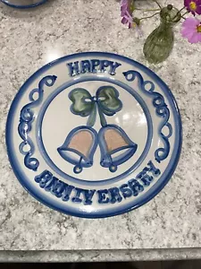 MA Hadley Pottery Happy Anniversary piatto servizio torte 12,5" campane firmate - Foto 1 di 4