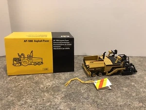 NZG Cat AP-1000 Asphaltfertiger - Bild 1 von 3