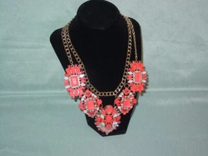 VTG Chunky Gold Tone Rhinestone and Acrylic Coral & White Bib Choker Necklace - Picture 1 of 5