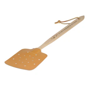 Fliegenklatsche aus Holz und Leder inkl. Gravur Motiv auf einen Streich - Bild 1 von 3