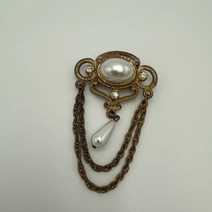 Vintage Doppelkette Kunstperlen Strass Brosche goldfarben feine Details Umhang Pin - Bild 1 von 18