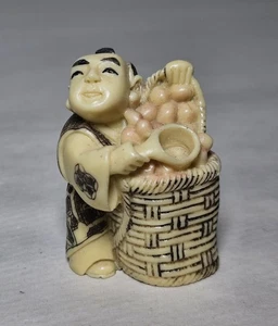 Scultura vintage Netsuke Vendor plastica resina firmata da collezione 2"x1,5"  - Foto 1 di 6