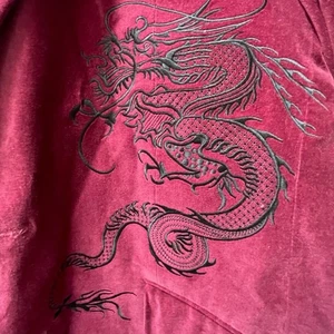 Blazer bordado dragón chino libélula terciopelo 6 bolsillos borgoña VNT - Imagen 1 de 17