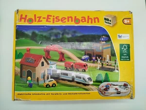 Holz-Eisenbahn Set - bunte Züge, Figuren & Gebäude - Bild 1 von 12