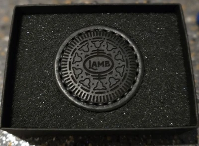 Marcador de bola de galletas 'N Creme (oreo) de cuero cosido artesanal de cordero NUEVO EN CAJA  Foto 1 de 4