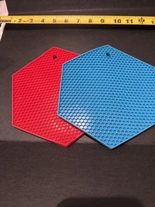 2 Stück Sechseck Silikon Untersetzer Hitzebeständige Pads für Küche Heiße Töpfe Pfannen - Bild 1 von 5