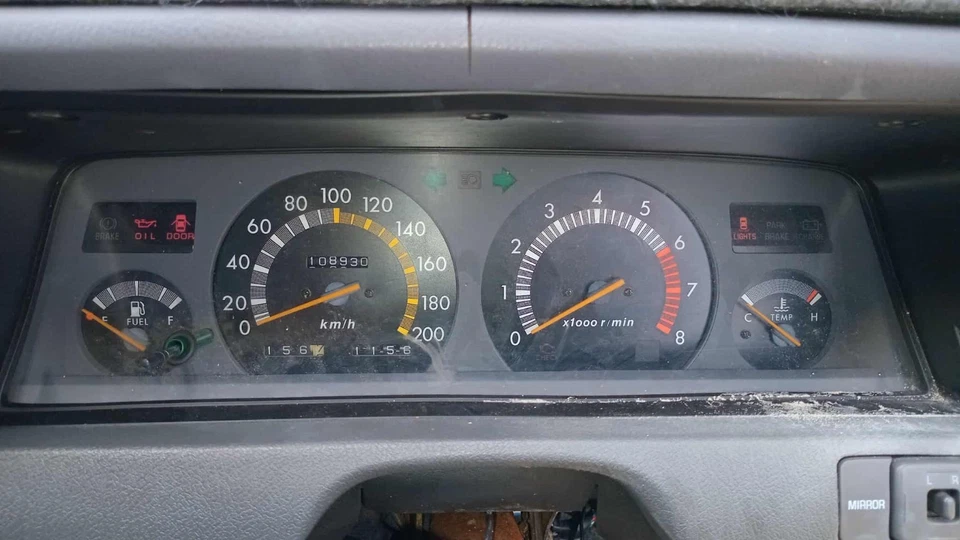 05/1987 a 12/1992 Toyota SV21 SV20 Camry - Cuadro de instrumentos con tacómetro Foto 1 de 1