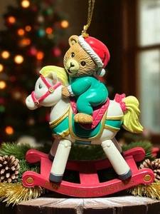 Primera Navidad del bebé - Adorno de árbol Oso de resina en un caballo mecedor - Imagen 1 de 2