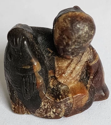 Statuette ancienne, Ambre sculpté, Personnage avec Poisson, Dynastie Qing, 19ème - Photo 1/4