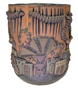 Maceta de arcilla de arte de cerámica de estudio firmada relieve elevado en 3D pueblo saudí - Imagen 1 de 12