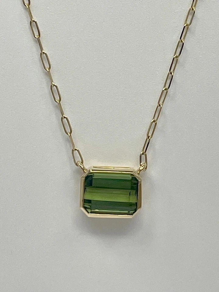 Emerald Cut 3.98ct Green Tourmaline Necklace with 14kt Yellow Gold - Image 1 of 1