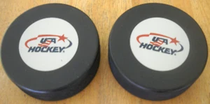 2 LOT USA HOCKEY TEAM PUCKS BRANDNEU! - Bild 1 von 4