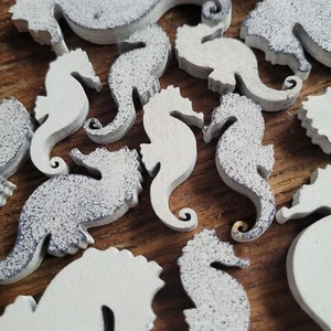 18 x Seepferd Holz 4.5 + 6 +  8 cm Maritim Meer Nordsee Urlaub Seepferdchen Deko - Bild 1 von 15