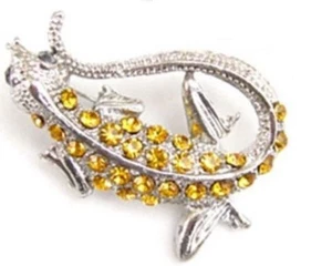 Adorable yellow gecko brooch pin set in silver tone metal. - Picture 1 of 1