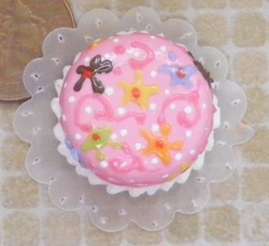 Pastel glaseado de fresa escala 1:12 con decoraciones florales Tumdee casa de muñecas NC52 - Imagen 1 de 2
