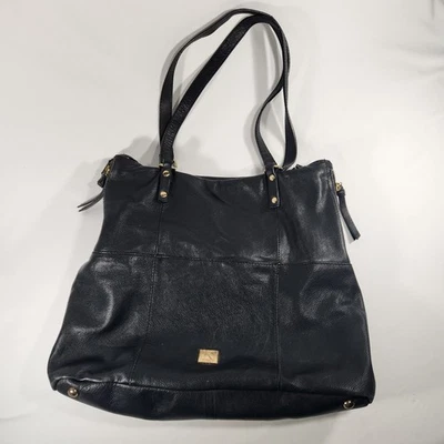 Bolso de Hombro Kooba Suave Cuero Guijarro Negro “Everette” Cremalleras de Expansión Foto 1 de 4