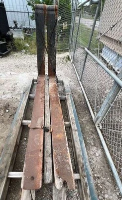 Horquilla de carretilla elevadora de 8' retirada de una carretilla elevadora Hyster de 35.000 lb. Foto 1 de 2