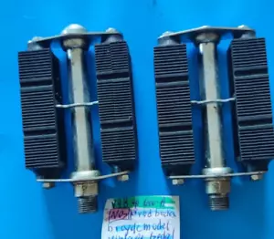 NOS NO MARCA COPPIA PEDALI PER FRENI ASTA BICICLETTA MODELLO PEDALI VINTAGE - Foto 1 di 11
