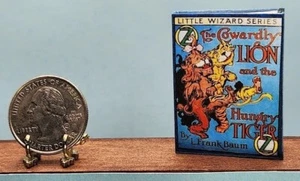MINIATURBUCH FEIGER LÖWE HUNGRIGER TIGER OZ BAUM SPIELWAAGE BARBIE IM MASSSTAB 1:6 - Bild 1 von 10
