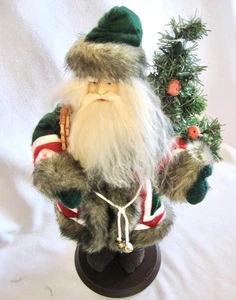 Estatuilla de bosque SANTA 16" de alto sobre soporte de madera con árbol y raquetas de nieve abrigo verde - Imagen 1 de 10