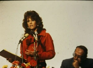 JANE FONDA erhält eine Auszeichnung in Israel - Original Vintage 35mm Dia - 80er Jahre - Bild 1 von 2