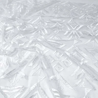 Encaje bordado tribal diamante blanco Foto 1 de 4