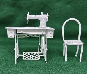 Tavolo e sedia macchina da cucire vintage casa delle bambole metallo bianco 3,25" x 3,5" CottageCore - Foto 1 di 20